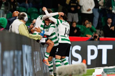 Giorgos Vagiannidis, Maximiliano Araujo ve Giorgi Kochorashvili, Estadio Jose Alvalade 'de (Maciej Rogowski / Ball Raw Images) Sporting CP ve AVS Futebol SAD takımları arasında oynanan Liga Portekiz maçında gol üstüne gol atarken görüldü.)