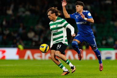 Guilherme Neiva ve Ricardo Mangas Liga Portekiz maçı sırasında Estadio Jose Alvalade 'deki AVS Futebol SAD (Maciej Rogowski / Ball Raw Images) takımları arasında görüldü.)