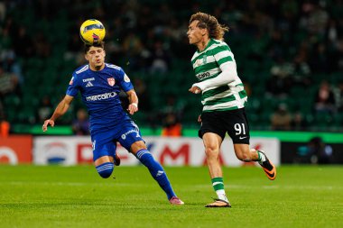 Guilherme Neiva ve Ricardo Mangas Liga Portekiz maçı sırasında Estadio Jose Alvalade 'deki AVS Futebol SAD (Maciej Rogowski / Ball Raw Images) takımları arasında görüldü.)