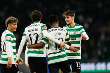 Francisco Trincao ve Geny Catamo, Liga Portekiz maçında Estadio Jose Alvalade 'deki AVS Futebol SAD (Maciej Rogowski / Ball Raw Images) takımları arasında gol üstüne gol atarken görüldü.)