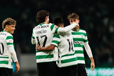 Francisco Trincao ve Geny Catamo, Liga Portekiz maçında Estadio Jose Alvalade 'deki AVS Futebol SAD (Maciej Rogowski / Ball Raw Images) takımları arasında gol üstüne gol atarken görüldü.)