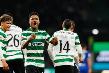 Cin Catamo, Liga Portekiz maçında Estadio Jose Alvalade 'deki AVS Futebol SAD (Maciej Rogowski / Ball Raw Images) takımları arasında gol üstüne gol atarken görüldü.)