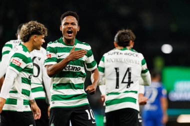 Cin Catamo, Liga Portekiz maçında Estadio Jose Alvalade 'deki AVS Futebol SAD (Maciej Rogowski / Ball Raw Images) takımları arasında gol üstüne gol atarken görüldü.)