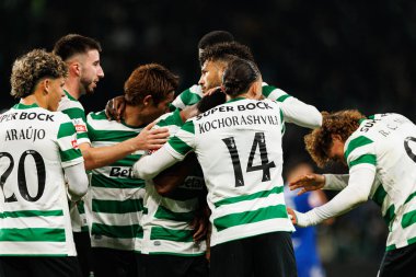 Sporcu Oyuncuları, Liga Portekiz maçı sırasında Estadio Jose Alvalade 'deki AVS Futebol SAD (Maciej Rogowski / Ball Raw Images) takımları arasında Geny Catamo' dan gol üstüne gol atarken görüldü.)