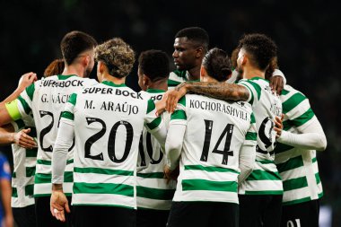 Sporcu Oyuncuları, Liga Portekiz maçı sırasında Estadio Jose Alvalade 'deki AVS Futebol SAD (Maciej Rogowski / Ball Raw Images) takımları arasında Geny Catamo' dan gol üstüne gol atarken görüldü.)