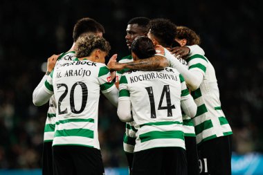 Sporcu Oyuncuları, Liga Portekiz maçı sırasında Estadio Jose Alvalade 'deki AVS Futebol SAD (Maciej Rogowski / Ball Raw Images) takımları arasında Geny Catamo' dan gol üstüne gol atarken görüldü.)