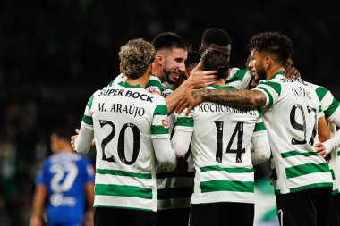 Sporcu Oyuncuları, Liga Portekiz maçı sırasında Estadio Jose Alvalade 'deki AVS Futebol SAD (Maciej Rogowski / Ball Raw Images) takımları arasında Geny Catamo' dan gol üstüne gol atarken görüldü.)