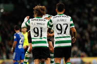 Goncalo Inacio ve Geny Catamo, Liga Portekiz maçında Estadio Jose Alvalade 'deki AVS Futebol SAD (Maciej Rogowski / Ball Raw Images) takımları arasında gol üstüne gol atarken görüldü.)