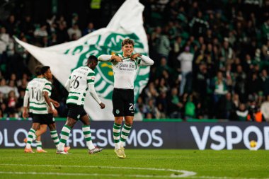 Maximiliano Araujo, Liga Portekiz maçında Estadio Jose Alvalade 'deki AVS Futebol SAD (Maciej Rogowski / Ball Raw Images) takımları arasında gol üstüne gol atarken görüldü.)