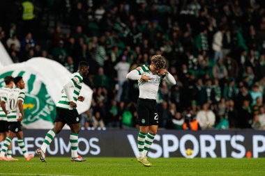 Maximiliano Araujo, Liga Portekiz maçında Estadio Jose Alvalade 'deki AVS Futebol SAD (Maciej Rogowski / Ball Raw Images) takımları arasında gol üstüne gol atarken görüldü.)