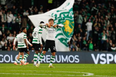 Maximiliano Araujo, Liga Portekiz maçında Estadio Jose Alvalade 'deki AVS Futebol SAD (Maciej Rogowski / Ball Raw Images) takımları arasında gol üstüne gol atarken görüldü.)