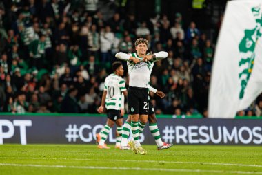 Maximiliano Araujo, Liga Portekiz maçında Estadio Jose Alvalade 'deki AVS Futebol SAD (Maciej Rogowski / Ball Raw Images) takımları arasında gol üstüne gol atarken görüldü.)
