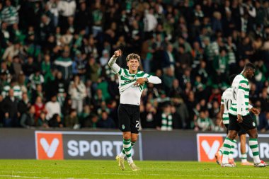 Maximiliano Araujo, Liga Portekiz maçında Estadio Jose Alvalade 'deki AVS Futebol SAD (Maciej Rogowski / Ball Raw Images) takımları arasında gol üstüne gol atarken görüldü.)