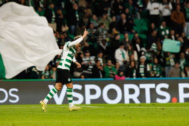 Maximiliano Araujo, Liga Portekiz maçında Estadio Jose Alvalade 'deki AVS Futebol SAD (Maciej Rogowski / Ball Raw Images) takımları arasında gol üstüne gol atarken görüldü.)