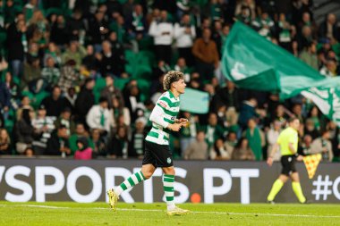 Maximiliano Araujo, Liga Portekiz maçında Estadio Jose Alvalade 'deki AVS Futebol SAD (Maciej Rogowski / Ball Raw Images) takımları arasında gol üstüne gol atarken görüldü.)