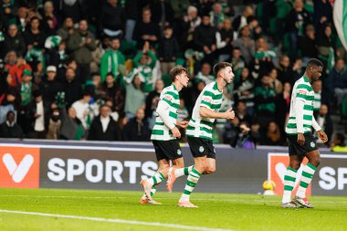 Maximiliano Araujo ve Giorgos Vagiannidis, Liga Portekiz maçında Estadio Jose Alvalade 'deki AVS Futebol SAD (Maciej Rogowski / Ball Raw Images) takımları arasında gol üstüne gol atarken görüldüler.)