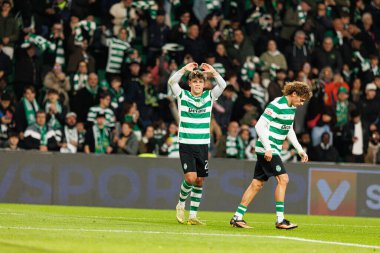 Maximiliano Araujo, Liga Portekiz maçında Estadio Jose Alvalade 'deki AVS Futebol SAD (Maciej Rogowski / Ball Raw Images) takımları arasında gol üstüne gol atarken görüldü.)