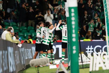 Sporcu Oyuncuları, Liga Portekiz maçında Maximiliano Araujo 'nun Estadio Jose Alvalade' deki AVS Futebol SAD (Maciej Rogowski / Ball Raw Images) takımları arasındaki gol üstüne gol atmasını kutlarken görülüyor.)