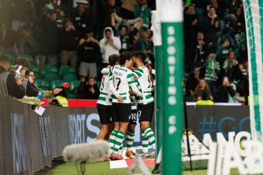 Sporcu Oyuncuları, Liga Portekiz maçında Maximiliano Araujo 'nun Estadio Jose Alvalade' deki AVS Futebol SAD (Maciej Rogowski / Ball Raw Images) takımları arasındaki gol üstüne gol atmasını kutlarken görülüyor.)
