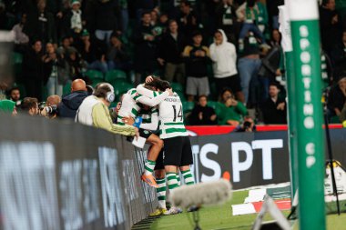 Sporcu Oyuncuları, Liga Portekiz maçında Maximiliano Araujo 'nun Estadio Jose Alvalade' deki AVS Futebol SAD (Maciej Rogowski / Ball Raw Images) takımları arasındaki gol üstüne gol atmasını kutlarken görülüyor.)