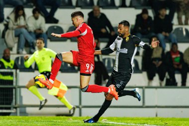 Franjo İvanoviç ve Franco Romero, Taca de Portugal maçında SC Farense ve SL Benfica takımları arasında Estadio Sao Luis 'de (Maciej Rogowski / Ball Raw Images)