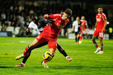Assane Ndiaye Dione ve Georgiy Sudakov, Taca de Portugal maçında Estadio Sao Luis (Maciej Rogowski / Ball Raw Images) takımları arasında SC Farense ve SL Benfica takımları arasında görüldü.)