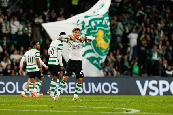 Maximiliano Araujo, Liga Portekiz maçında Estadio Jose Alvalade 'deki AVS Futebol SAD (Maciej Rogowski / Ball Raw Images) takımları arasında gol üstüne gol atarken görüldü.)