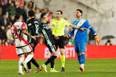 Hakem Ricardo De Burgos Bengoetxea ile her iki takımın oyuncuları LaLiga EA SPORTS maçında Rayo Vallecano ve Real Betis Balompie (Maciej Rogowski / Ball Raw Images) takımları arasında görüldü.)