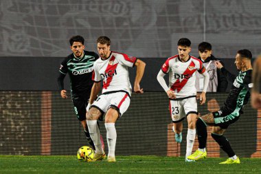 Pablo Fornals, Florian Lejeune ve Oscar Valentin, LaLiga EA Spor Maçı sırasında Rayo Vallecano ve Real Betis Balompie (Maciej Rogowski / Ball Raw Images) takımları arasında görüldü.)