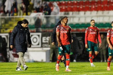 Vasco Botelho da Costa ve Cedric Teguia Liga Portekiz maçı sırasında CF Estrela Amadora ve Moreirense FC (Maciej Rogowski / Ball Raw Images) takımları arasında görüldü.)