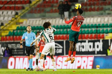 Oumar Ngom ve Luis Semedo, Liga Portekiz maçı sırasında CF Estrela Amadora ve Moreirense FC (Maciej Rogowski / Ball Raw Images) takımları arasında görüldü.)