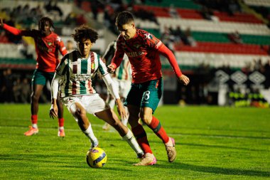 Oumar Ngom ve Mateja Stjepanoviç, Liga Portekiz maçı sırasında CF Estrela Amadora ve Moreirense FC (Maciej Rogowski / Ball Raw Images) takımları arasında görüldü.)