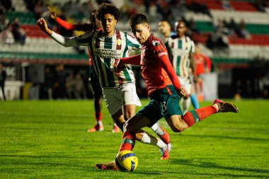 Oumar Ngom ve Mateja Stjepanoviç, Liga Portekiz maçı sırasında CF Estrela Amadora ve Moreirense FC (Maciej Rogowski / Ball Raw Images) takımları arasında görüldü.)