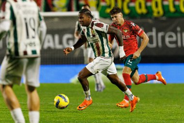 Sidny Lopes Cabral ve Diogo Travassos Liga Portekiz maçı sırasında CF Estrela Amadora ve Moreirense FC (Maciej Rogowski / Ball Raw Images) takımları arasında görüldü.)
