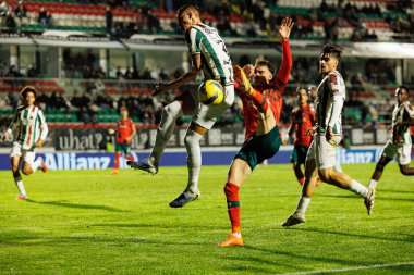 Luan Patrick ve Francisco Kiko Domingues Liga Portekiz maçı sırasında CF Estrela Amadora ve Moreirense FC (Maciej Rogowski / Ball Raw Images) takımları arasında görüldü.)