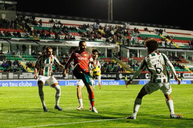 Luan Patrick, Guilherme Schettine, Paulo Moreira ve Oumar Ngom Liga Portekiz maçı sırasında CF Estrela Amadora ve Moreirense FC (Maciej Rogowski / Ball Raw Images) takımları arasında görüldü.)