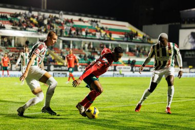Luan Patrick ve Landerson, Liga Portekiz maçı sırasında CF Estrela Amadora ve Moreirense FC (Maciej Rogowski / Ball Raw Images) takımları arasında görüldü.)
