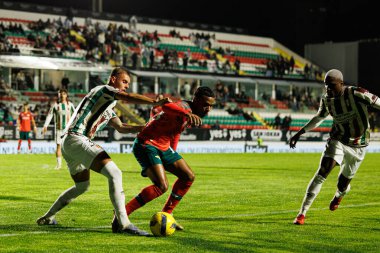 Luan Patrick ve Landerson, Liga Portekiz maçı sırasında CF Estrela Amadora ve Moreirense FC (Maciej Rogowski / Ball Raw Images) takımları arasında görüldü.)