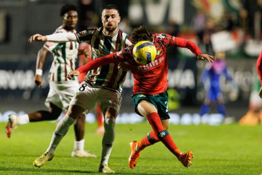 Joao Kikas ve Francisco Kiko Domingues Liga Portekiz maçı sırasında CF Estrela Amadora ve Moreirense FC (Maciej Rogowski / Ball Raw Images) takımları arasında görüldü.)