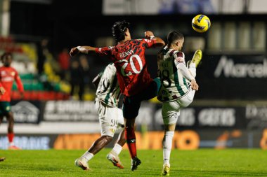 Bernardo Martins ve Joao Kikas, Liga Portekiz maçı sırasında CF Estrela Amadora ve Moreirense FC (Maciej Rogowski / Ball Raw Images) takımları arasında görüldü.)