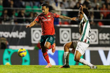 CF Estrela Amadora ve Moreirense FC (Maciej Rogowski / Ball Raw Images) takımları arasında Liga Portekiz maçında görülen Alan de Souza Guimaraes ve Oumar Ngom)
