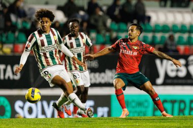 Oumar Ngom ve Alan de Souza Guimaraes, Liga Portekiz maçı sırasında CF Estrela Amadora ve Moreirense FC (Maciej Rogowski / Ball Raw Images) takımları arasında görüldü.)