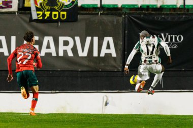 Francisco Kiko Domingues ve Jefferson Encada Liga Portekiz maçı sırasında CF Estrela Amadora ve Moreirense FC (Maciej Rogowski / Ball Raw Images) takımları arasında görüldü.)