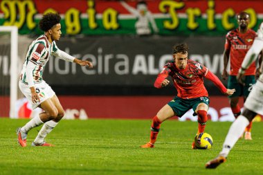 Oumar Ngom ve Francisco Kiko Domingues Liga Portekiz maçı sırasında CF Estrela Amadora ve Moreirense FC (Maciej Rogowski / Ball Raw Images) takımları arasında görüldü.)