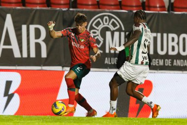 Diogo Travassos ve Sidny Lopes Cabral, Liga Portekiz maçı sırasında CF Estrela Amadora ve Moreirense FC (Maciej Rogowski / Ball Raw Images) takımları arasında görüldü.)