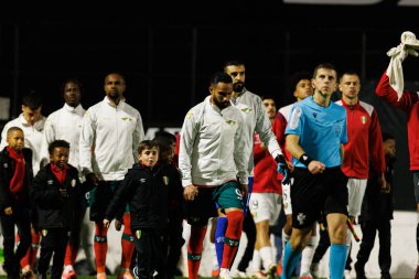 Her iki takımın oyuncuları Liga Portekiz maçında CF Estrela Amadora ve Moreirense FC (Maciej Rogowski / Ball Raw Images) takımları arasında görüldü.)