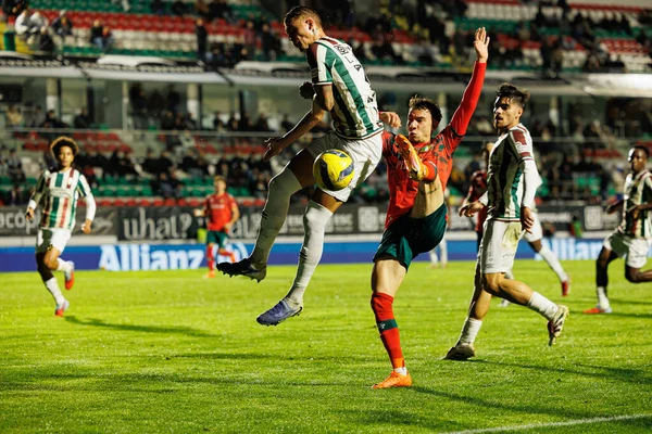 Luan Patrick ve Francisco Kiko Domingues Liga Portekiz maçı sırasında CF Estrela Amadora ve Moreirense FC (Maciej Rogowski / Ball Raw Images) takımları arasında görüldü.)