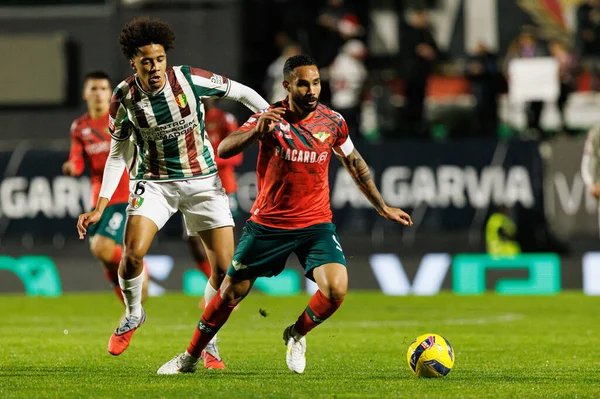 Oumar Ngom ve Guilherme Schettine, Liga Portekiz maçında CF Estrela Amadora ve Moreirense FC (Maciej Rogowski / Ball Raw Images) takımları arasında görüldü.)