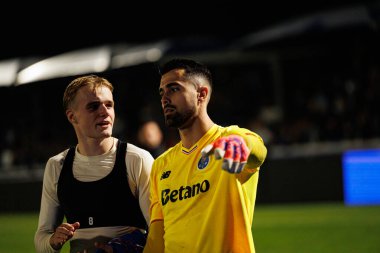 Victor Froholdt ve Diogo Costa, FC Alverca ve FC Porto (Maciej Rogowski / Ball Raw Images) takımları arasında oynanan Liga Portekiz maçında taraftarlarla kutlama yaparken görüldü.)