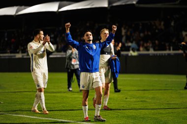 Stephen Eustaquio, Liga Portekiz maçı sırasında FC Alverca ve FC Porto (Maciej Rogowski / Ball Raw Images) takımları arasında kutlama yaparken görülüyor.)